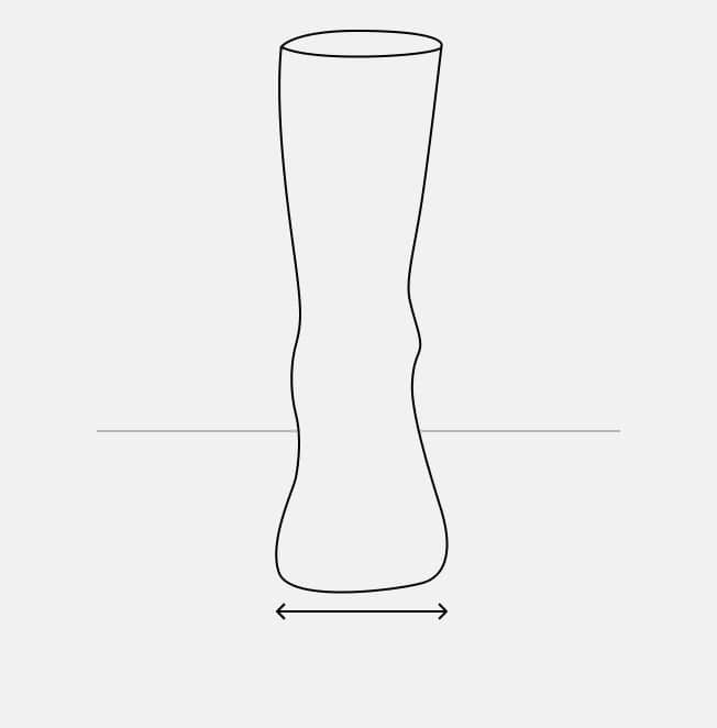 Illustration montrant comment mesurer un pied en largeur pour un ajustement approprié des chaussures.