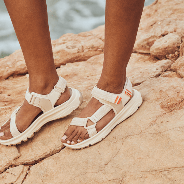 シューズ・サンダルその他 TIMBERLAND Woman Flat sandals White TB0A41R8ETZ1 Women's Clairemont Way Fisherman Sandal