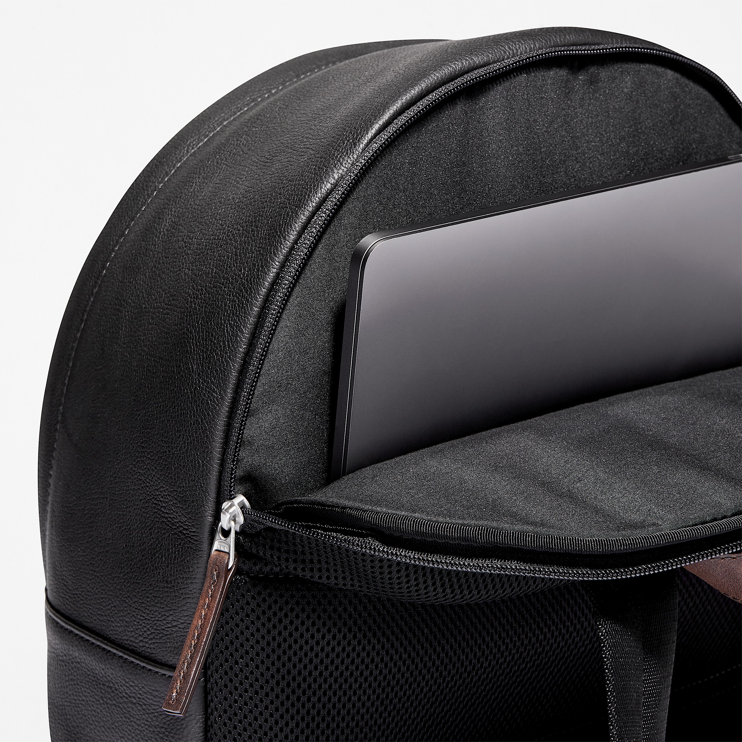 Moderner Tuckerman Lederrucksack in Schwarz TBL Schwarz ALT3