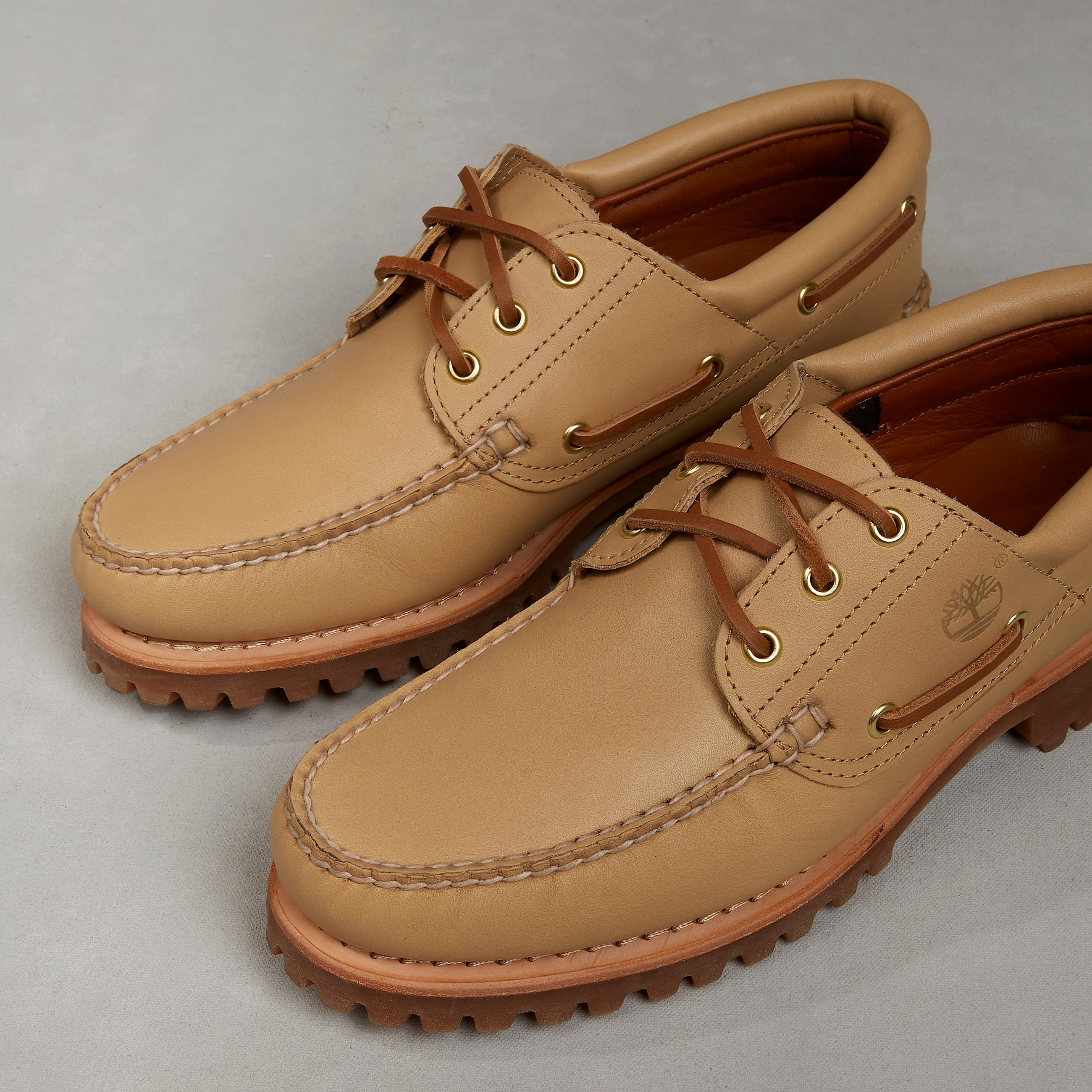 Chaussure bateau Founder cousue main  3 illets et semelle crante pour homme en beige TBL beige MKTG1