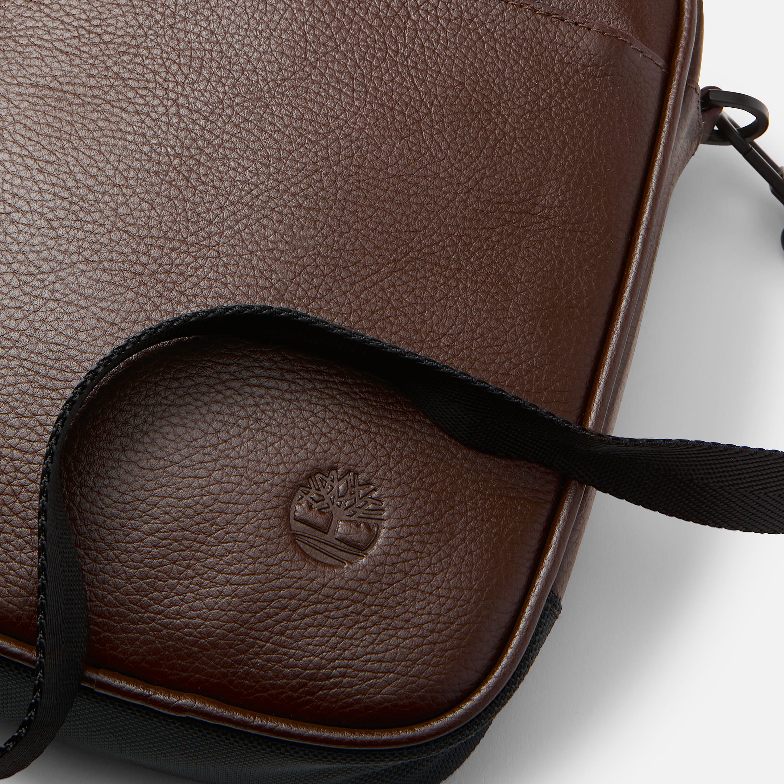 Tuckerman Umhngetasche aus Leder in Dunkelbraun TBL Braun ALT2