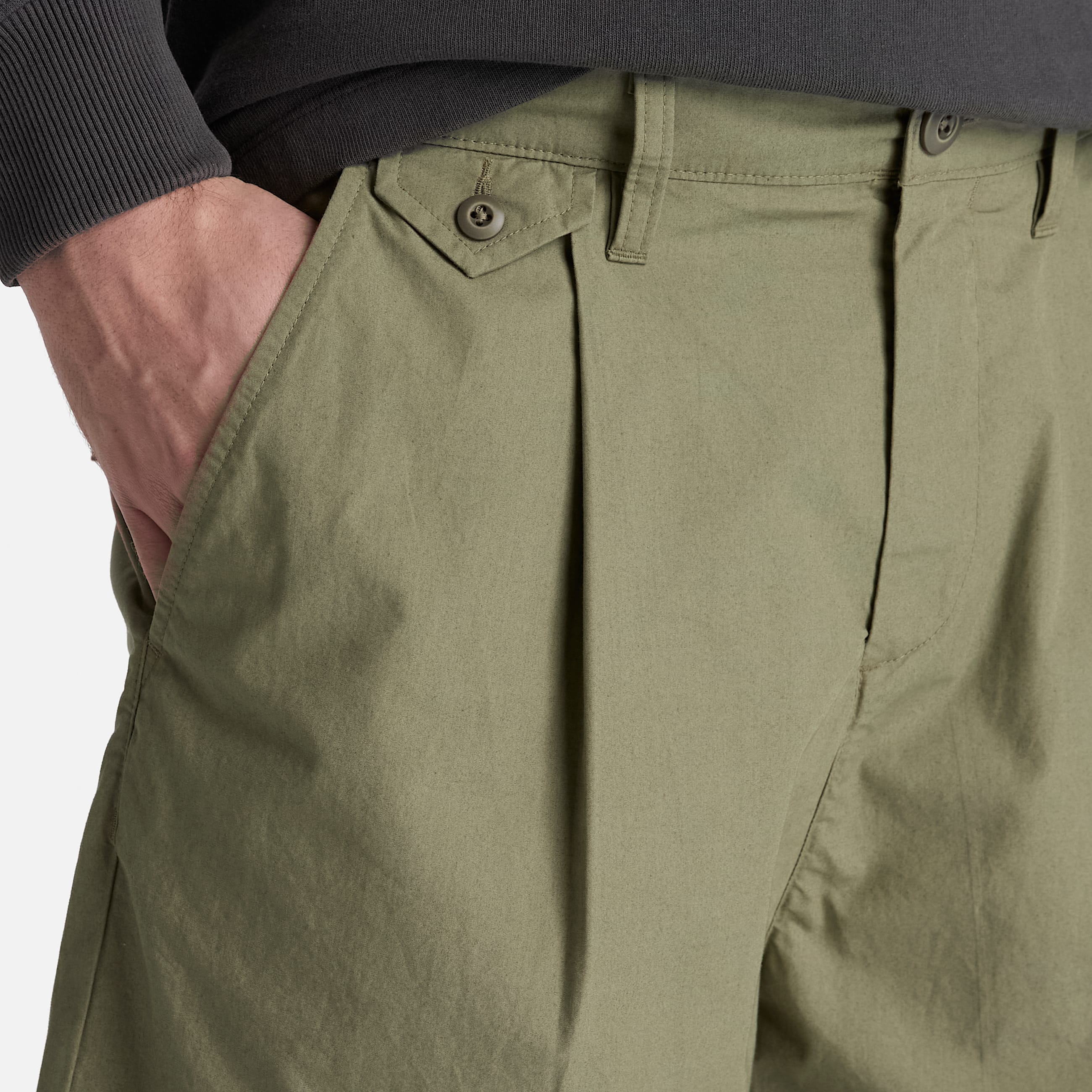 Claremont Poplin Pleated Chino Short for Men in Brown TBL Brun ALT3