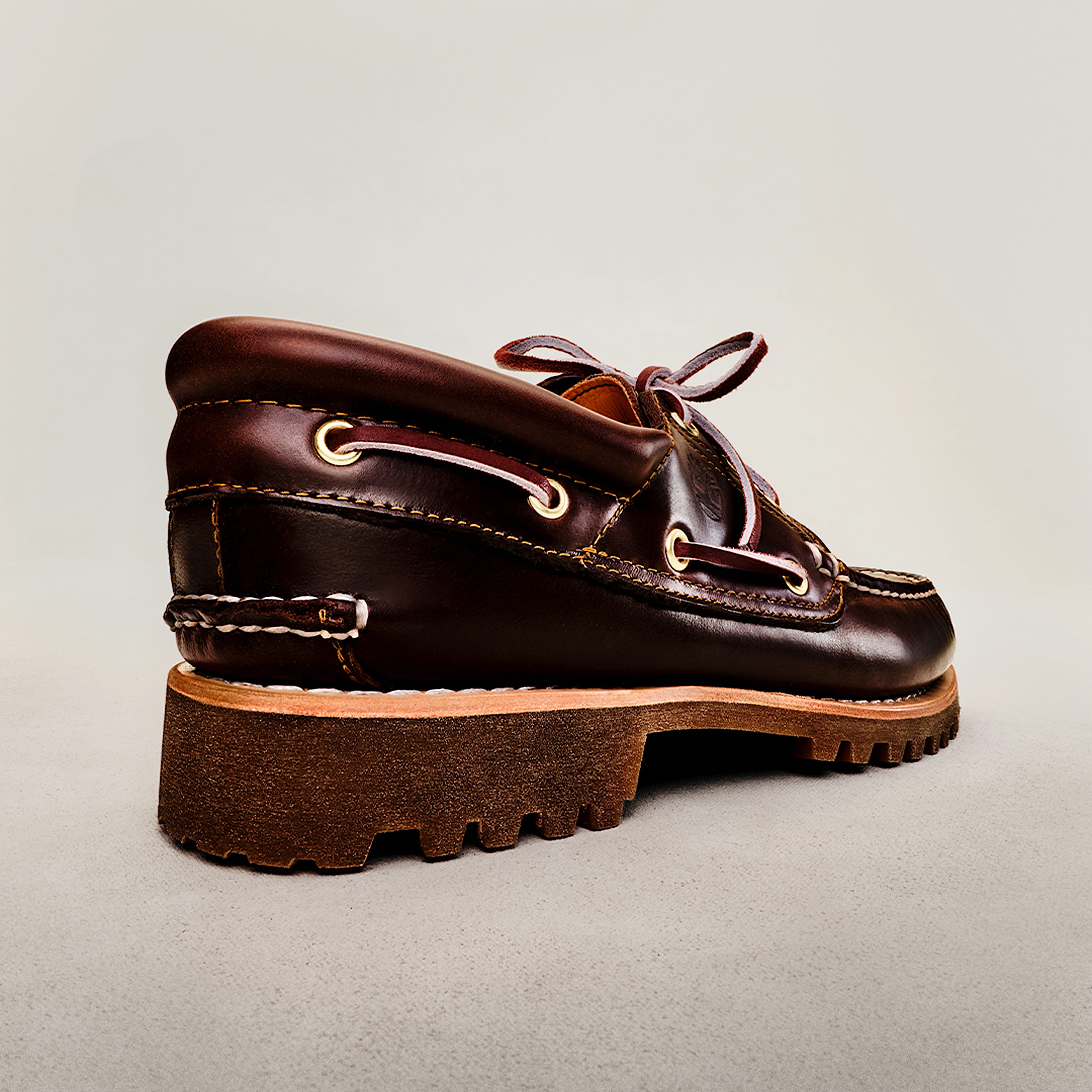 Autentisk Timberland sejlersko med riller tre snrehuller og hndsyede detaljer til mnd i brun TBL Brun MKTG3
