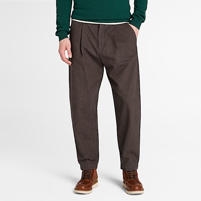 Pantalon chino plissé à chevrons Claremont pour homme en marron - 1