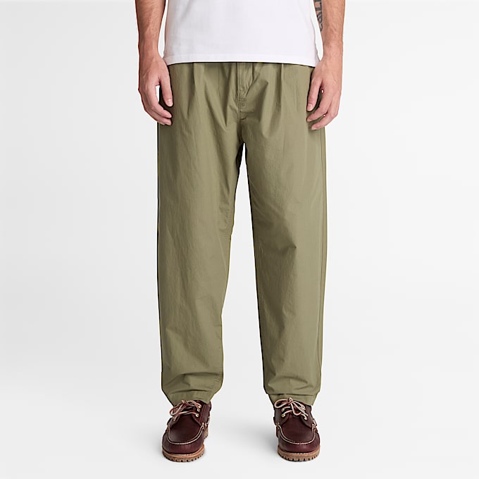 Claremont Poplin Pleated Chino Trouser fr herr i grn TBL Grn ALT1