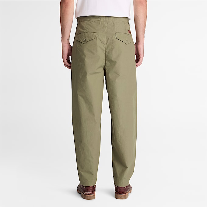 Claremont Poplin Pleated Chino Trouser fr herr i grn TBL Grn ALT8