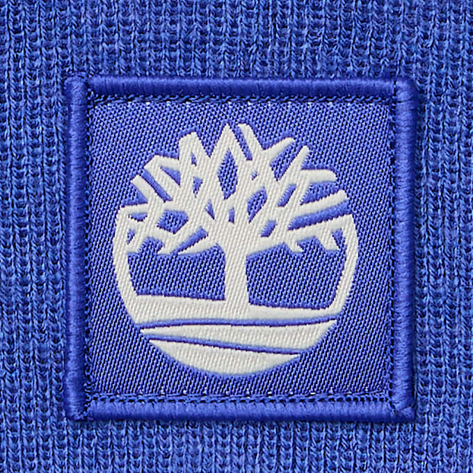Ton-in-Ton gehaltene Mütze mit Aufnäher in Blau