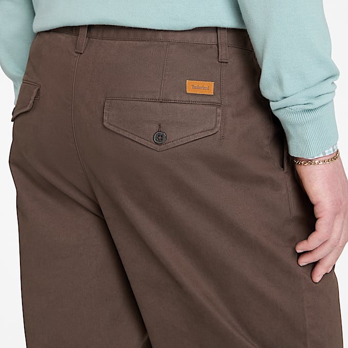 Pantalon plissé en sergé toucher peau de pêche délavé Claremont pour homme en marron