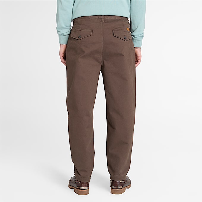 Pantalon plissé en sergé toucher peau de pêche délavé Claremont pour homme en marron