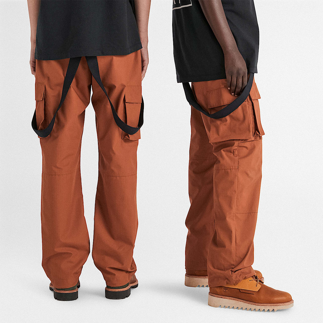 Joggers con bretelle Timberland® x Nina Chanel Abney in marrone - 2