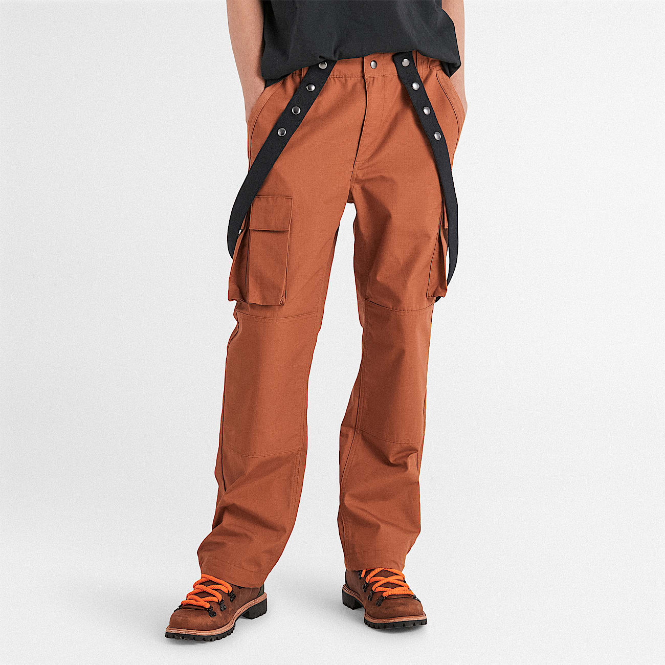 Joggers con bretelle Timberland® x Nina Chanel Abney in marrone - 3