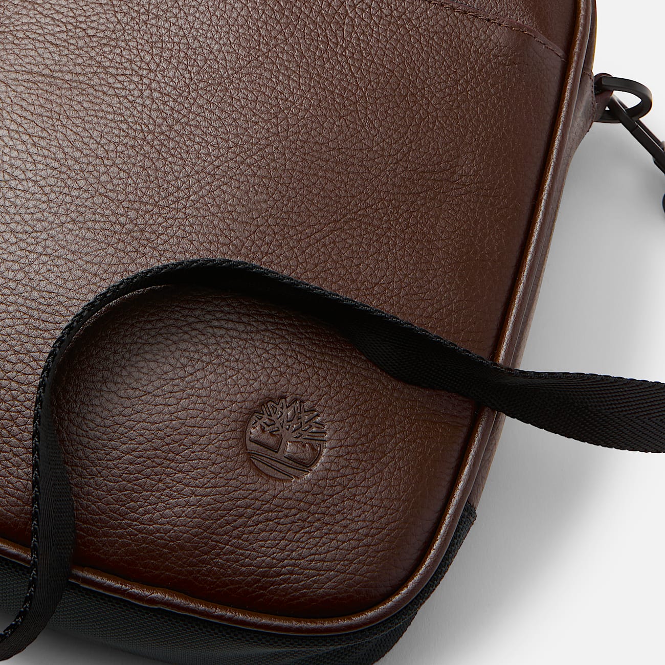 Tuckerman Umhngetasche aus Leder in Dunkelbraun TBL Braun ALT2