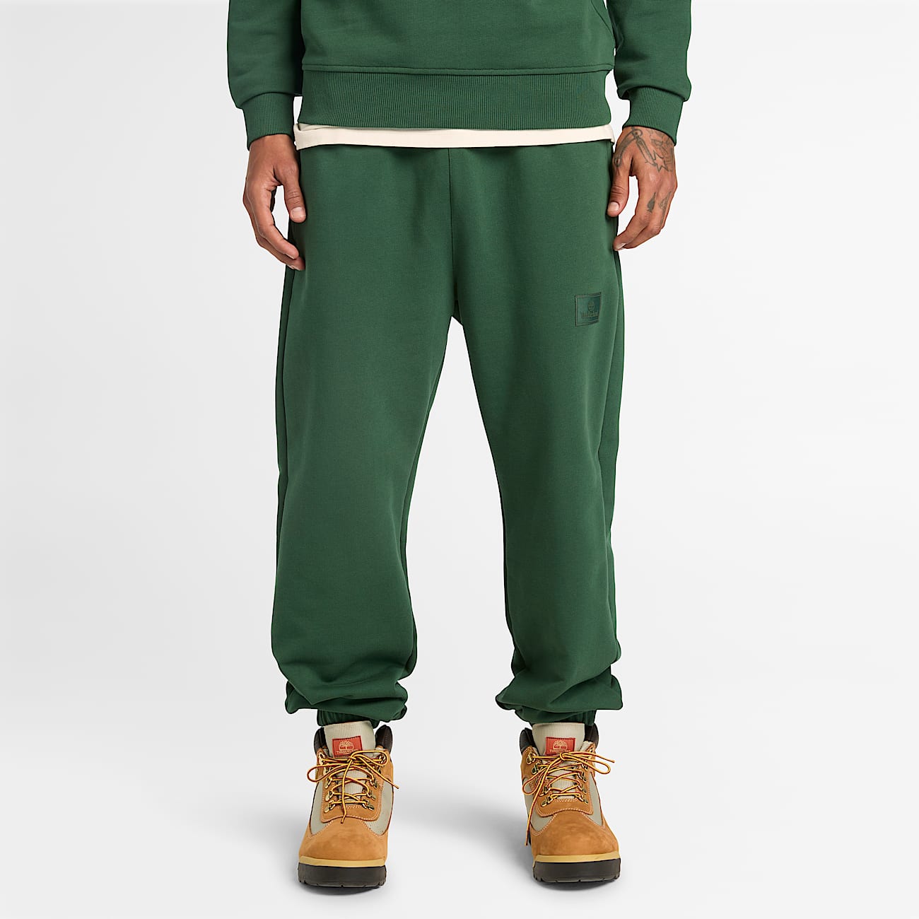 Pantalón de chándal con insignia de silicona unisex en verde oscuro - 4