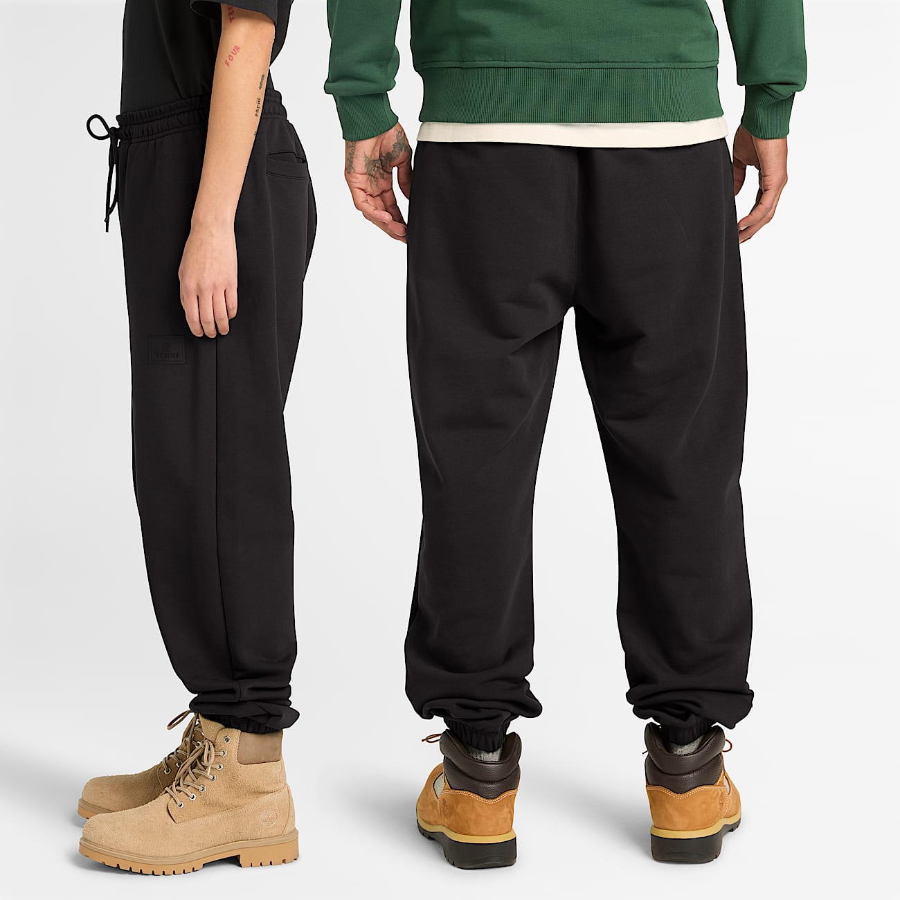 Pantalón de chándal con insignia de silicona unisex en negro - 3