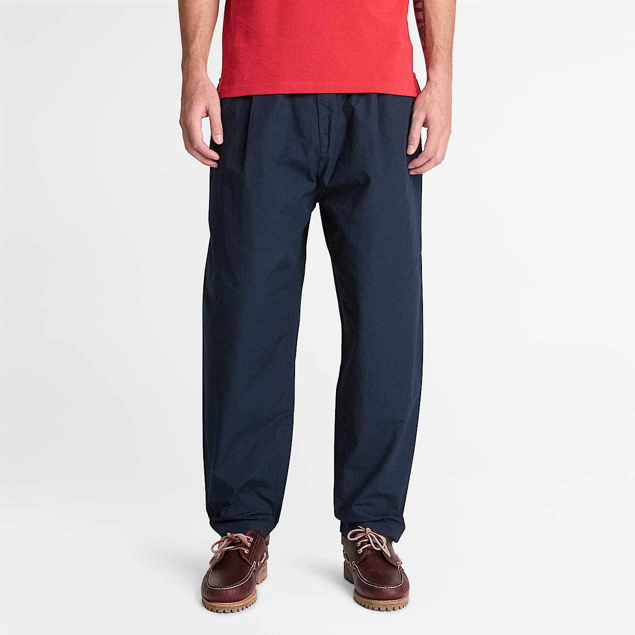 Claremont Geplooide Chinobroek van popeline voor heren in donkerblauw TBL blauw ALT1