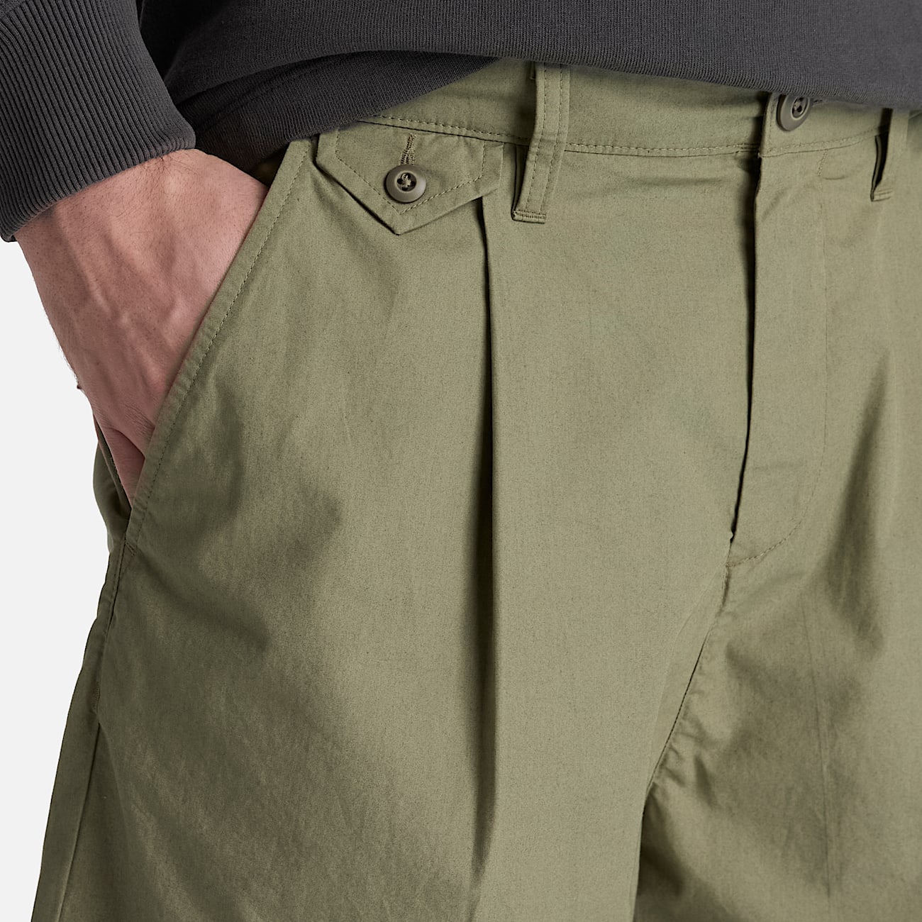 Claremont Poplin Pleated Chino Short for Men in Brown TBL Brun ALT3
