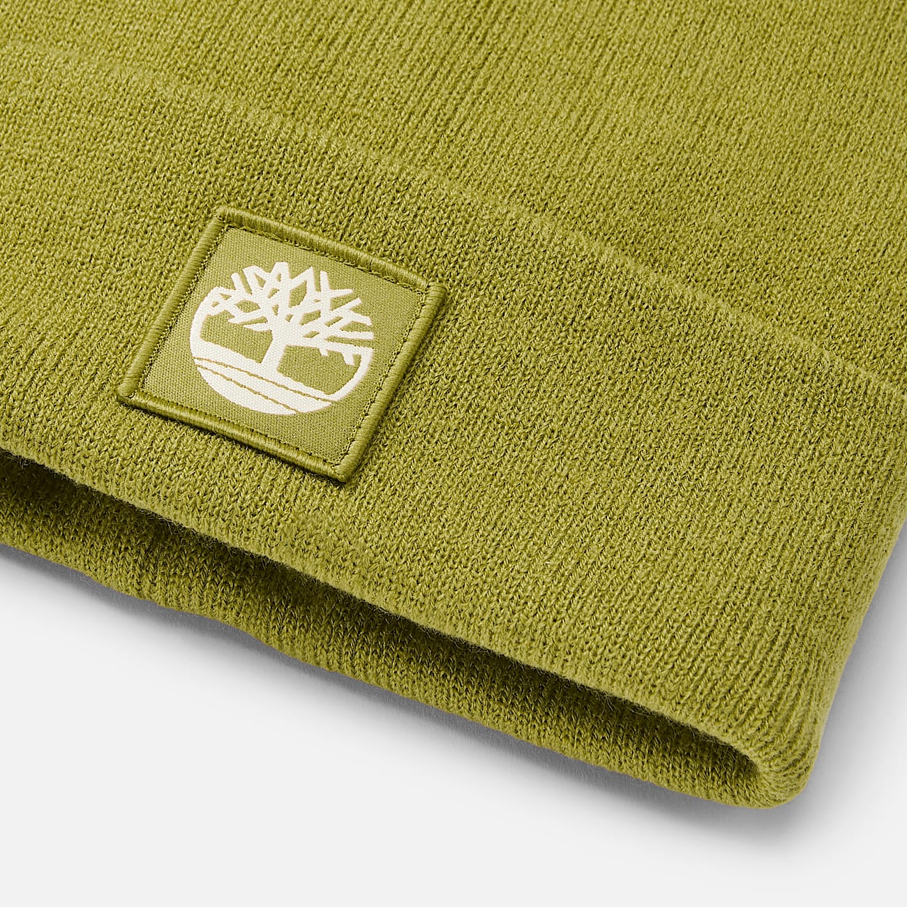 All Gender Beanie mit Umschlag und farblich abgestimmtem Aufnäher in Grün - 2