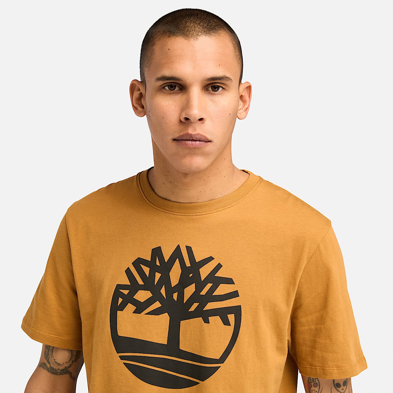 Kennebec River T-Shirt mit Baum-Logo für Herren in Dunkelgelb