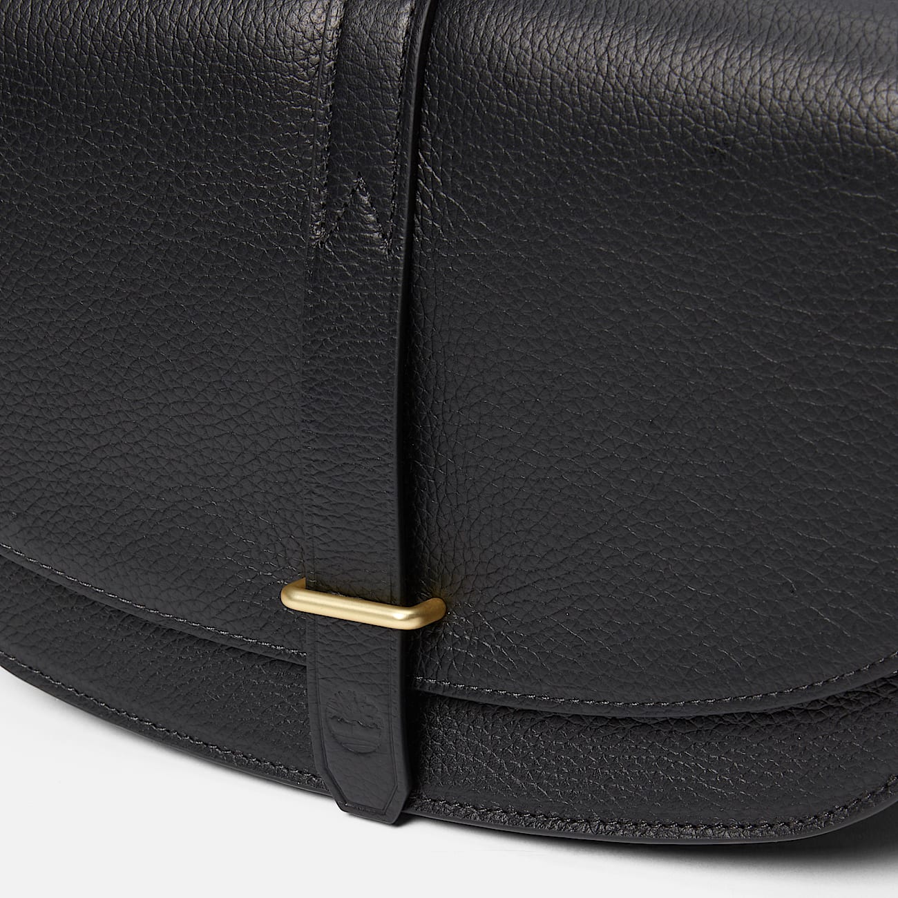 Sac à bandoulière en cuir à rabat Tuckerman en noir - 4