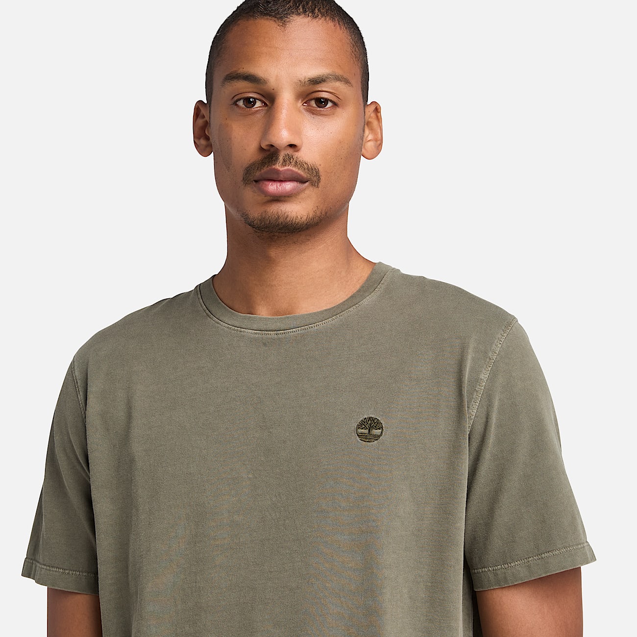 Camiseta de manga corta teñida en prenda Dunstan River para hombre en verde - 3