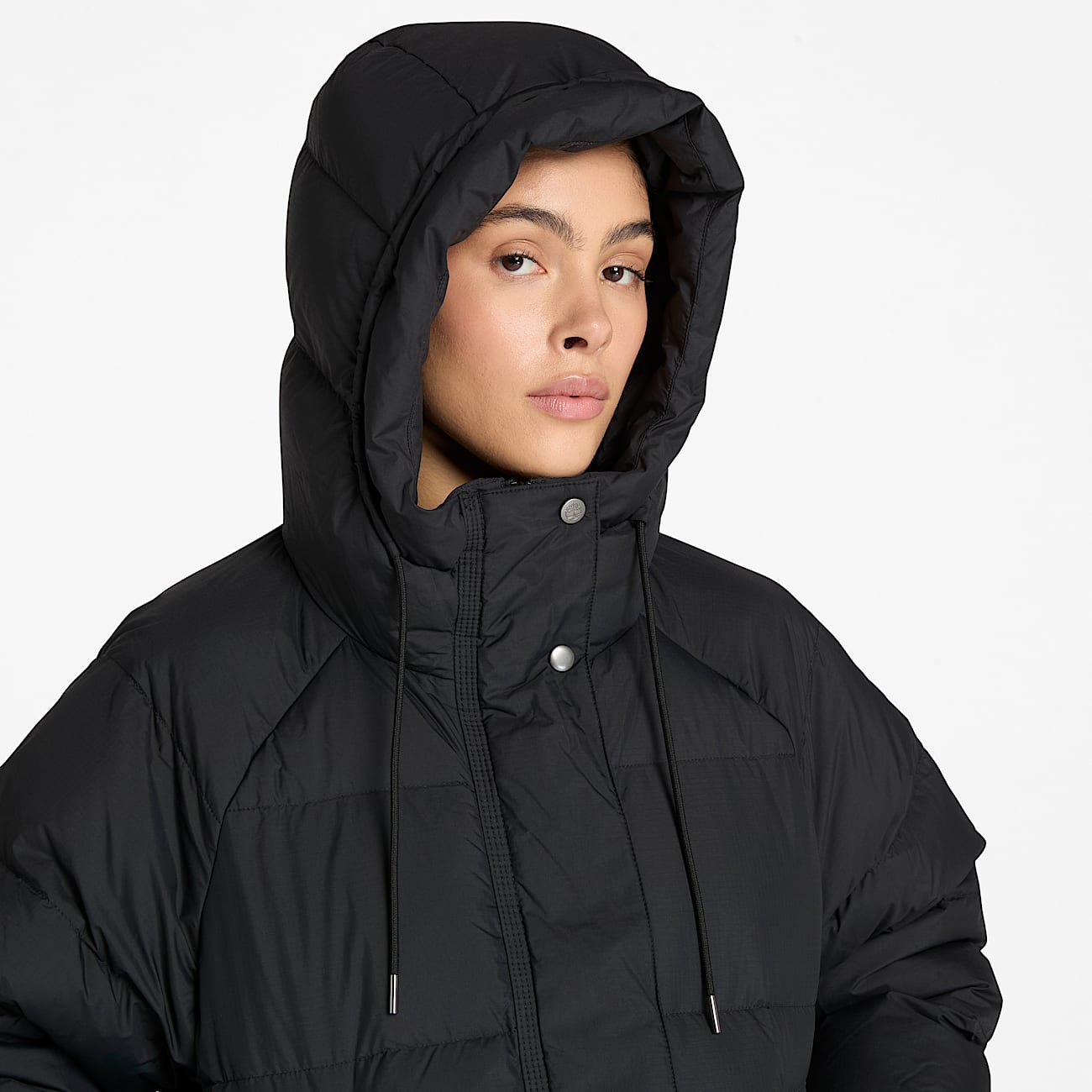 Chaqueta acolchada de plumón reciclado para mujer en negro - 4