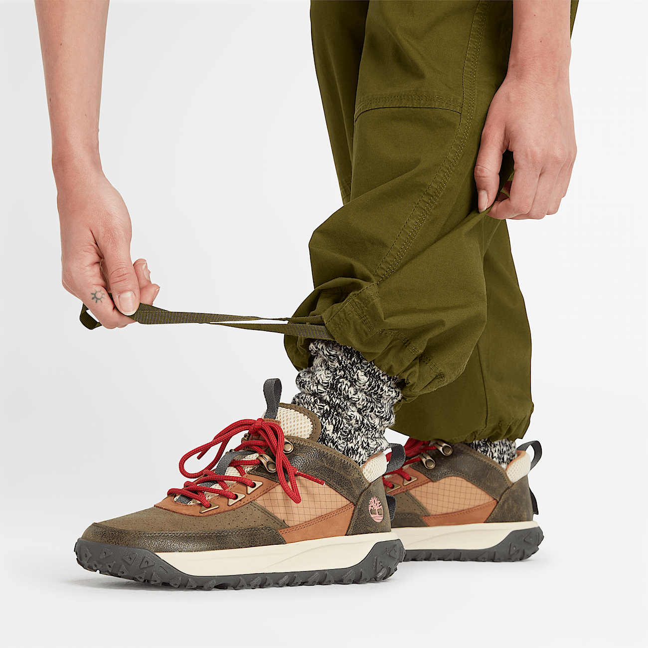 Pantalon de tela de estilo militar para mujer en verde oscuro