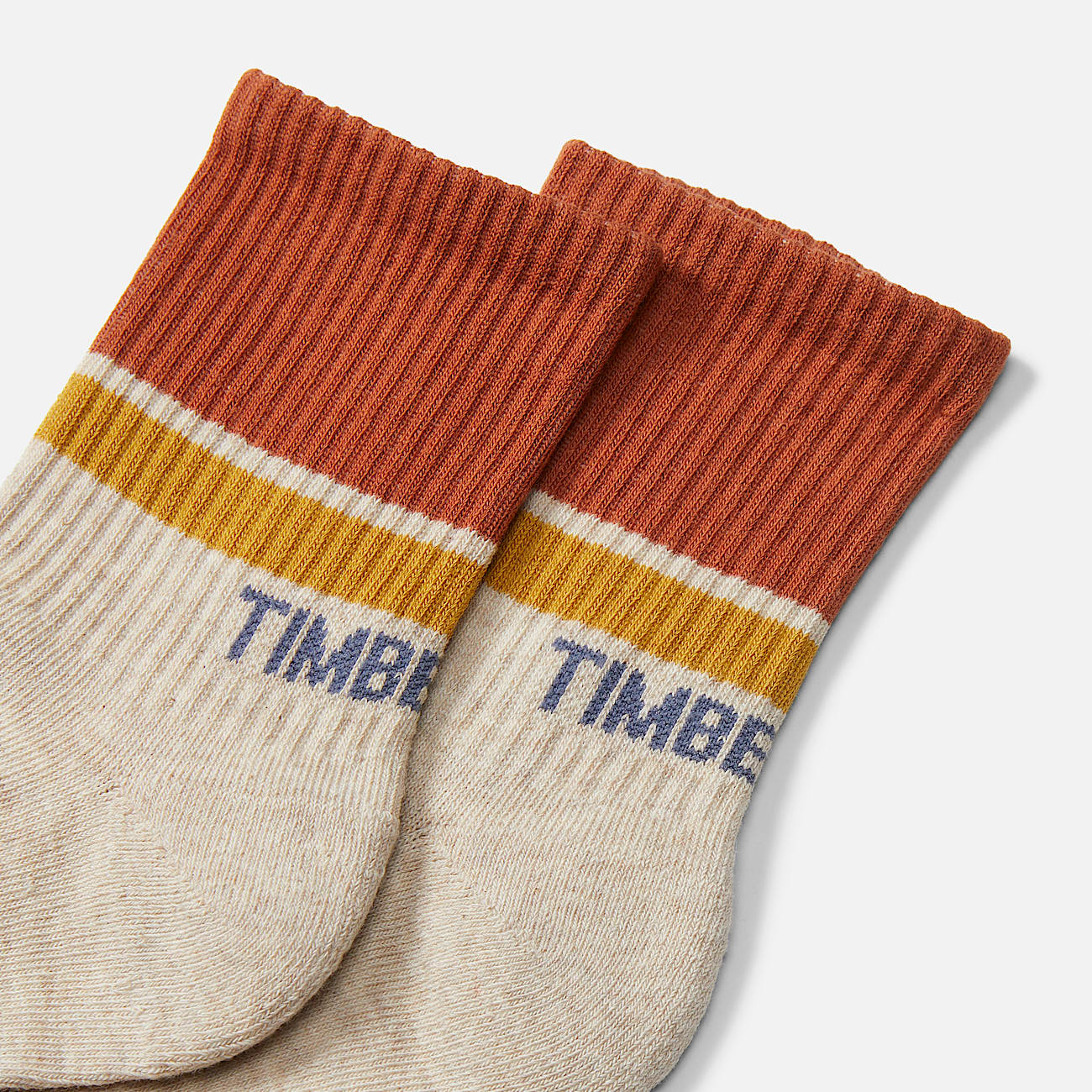 Une paire de chaussettes Timberland Stripe Shortie unisexe en beige