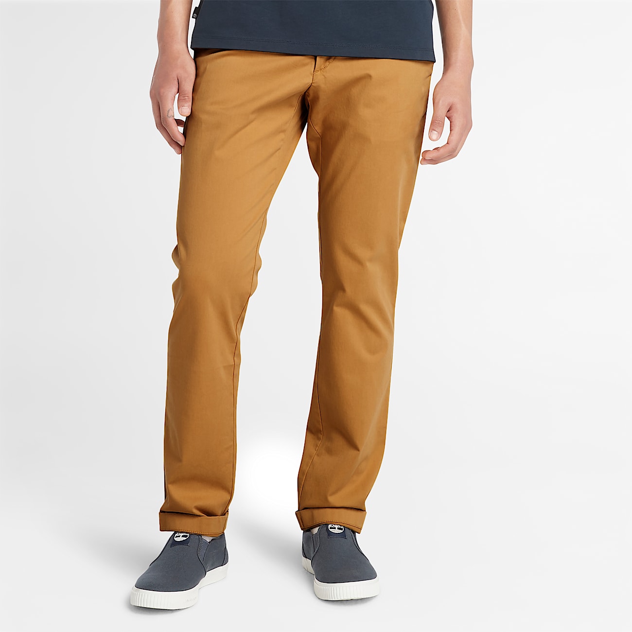 Pantalones chinos de sarga elastica para hombre en amarillo oscuro
