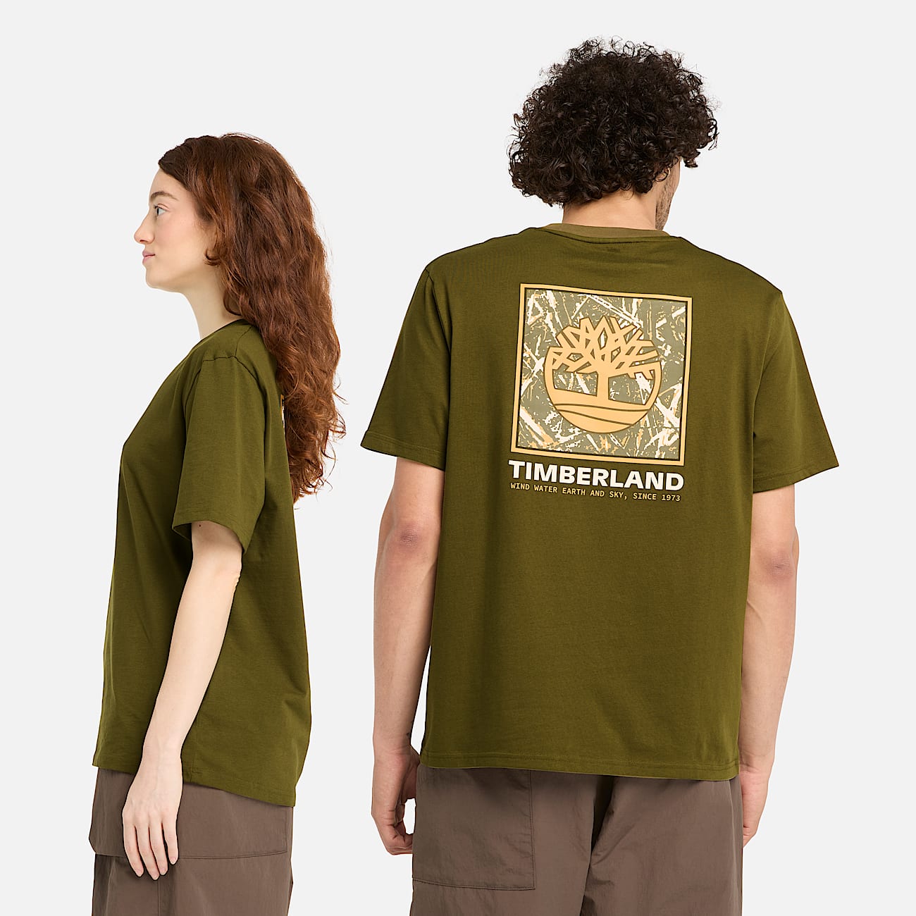 All Gender Stack Kurzarm T Shirt mit Tarn Grafik in Grun