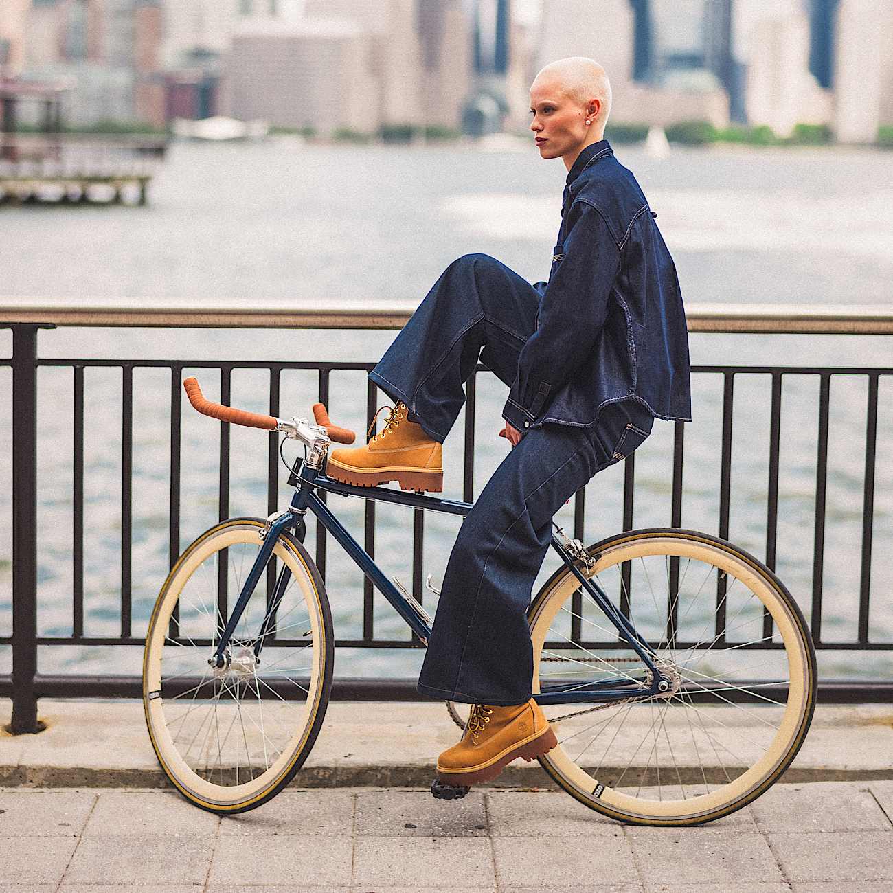 Pantalon charpentier en denim avec technologie REFIBRA pour femme en bleu fonce